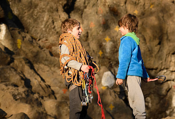 friends ready to rock climbing - rapell imagens e fotografias de stock