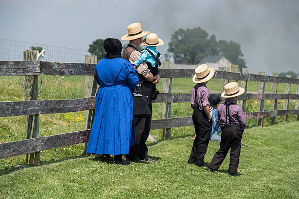Amish people in Pennsylvania Lancaster, Usa - June 25, 2016: Amish people in Pennsylvania. Amish are known for simple living with touch of nature contacy, plain dress, and reluctance to adopt conveniences of modern technology Amish stock pictures, royalty-free photos & images
