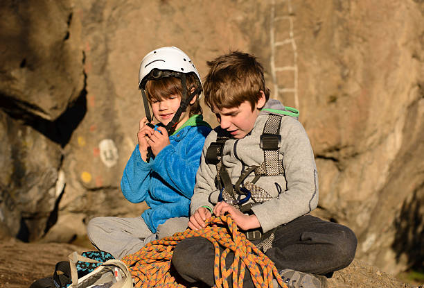 friends ready to rock climbing - rapell imagens e fotografias de stock