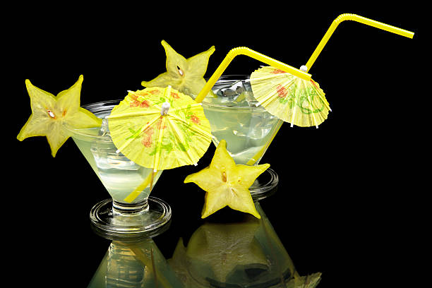 mojito da vicino beve a una festa in nero - umbrella two objects cocktail drink foto e immagini stock