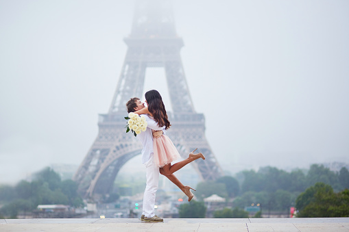Pareja romántica en París photo
