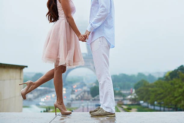 unrecognizable couple in front of the eiffel tower in paris - paris france eiffel tower love kissing imagens e fotografias de stock