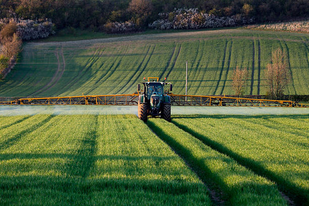 農業 - 農夫スプレー作物 - tractor farm uk agriculture ストックフォトと画像