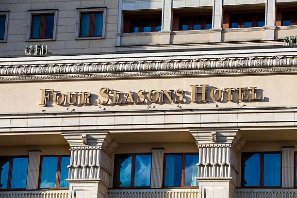 ロシア・モスクワのフォーシーズンズホテルサイン - four seasons hotels ストックフォトと画像