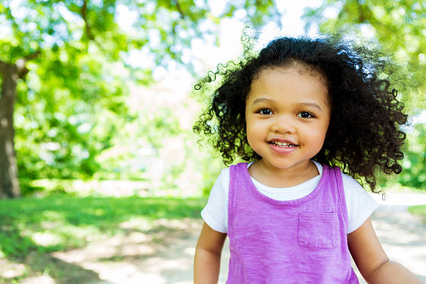 linda menina no parque - one baby girl only fotos imagens e fotografias de stock