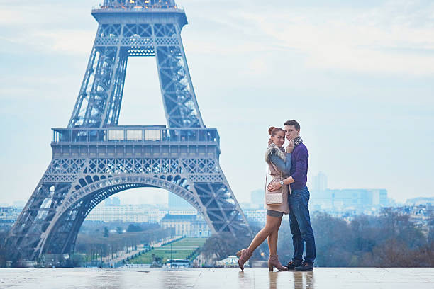 romantica coppia vicino alla torre eiffel a parigi, francia - honeymoon wedding paris france bride foto e immagini stock