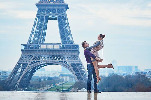 romantica coppia vicino alla torre eiffel a parigi, francia - honeymoon wedding paris france bride foto e immagini stock