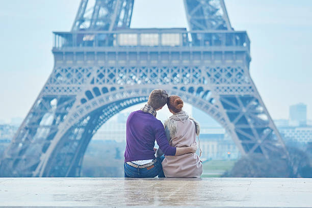 romantica coppia vicino alla torre eiffel a parigi, francia - honeymoon wedding paris france bride foto e immagini stock