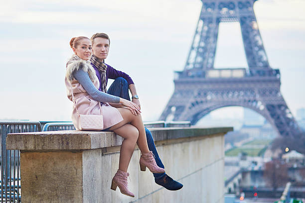 romantica coppia vicino alla torre eiffel a parigi, francia - honeymoon wedding paris france bride foto e immagini stock