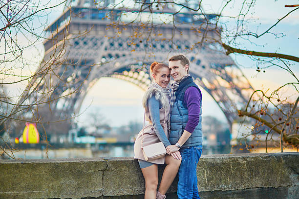 romantica coppia vicino alla torre eiffel a parigi, francia - honeymoon wedding paris france bride foto e immagini stock