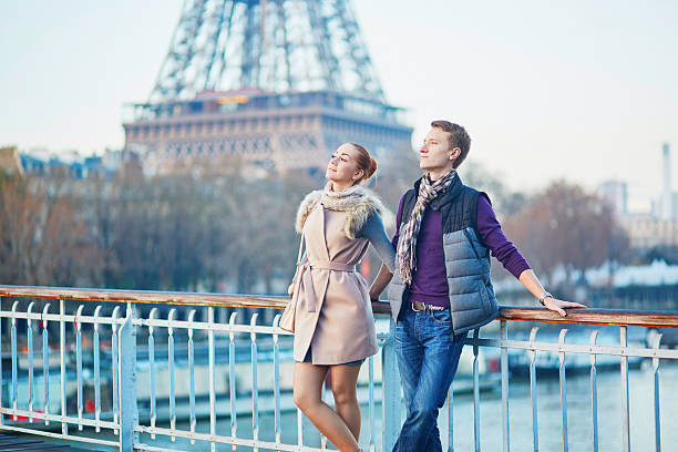 romantica coppia vicino alla torre eiffel a parigi, francia - honeymoon wedding paris france bride foto e immagini stock