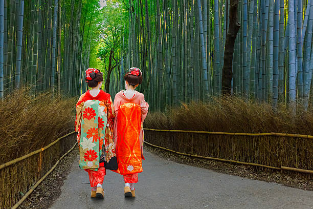 japanischer geisha - bamboo grove stock-fotos und bilder