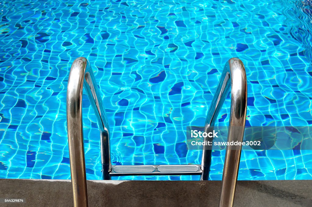 Piscine avec escalier  - Photo de Piscine libre de droits