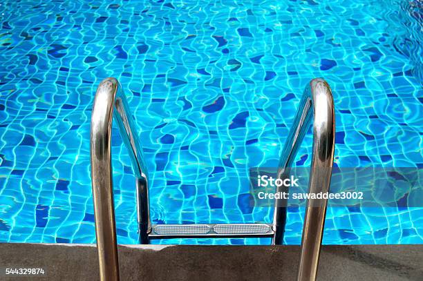 Photo libre de droit de Piscine Avec Escalier banque d'images et plus d'images libres de droit de Piscine - Piscine, Protection de la vie privée, Prise de vue en extérieur