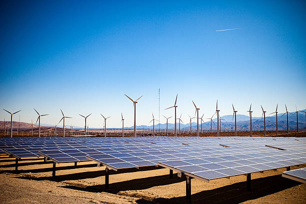 campo di pannelli solari e mulini a vento - solar panel wind turbine california technology foto e immagini stock