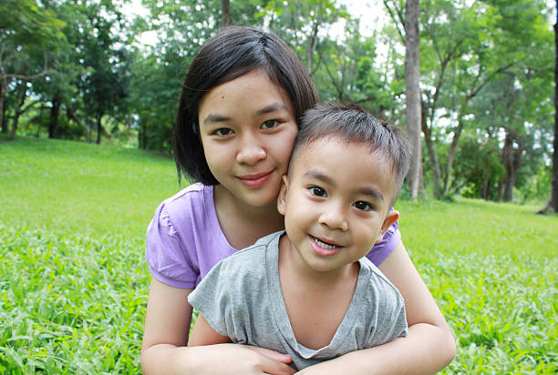 fun dans le parc - youth culture gang member adolescence family photos et images de collection