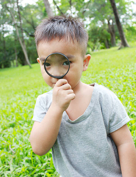 젊은 남자아이 루킹 통해 돋보기 - low scale magnification magnifying glass glass child 뉴스 사진 이미지