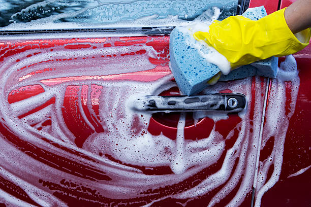 le lavage de voiture - car cleaning blue water photos et images de collection