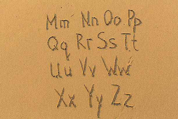 букв алфавита обращено на пляже песок (mz, 2/2) - sand text alphabet beach стоковые фото и изображения