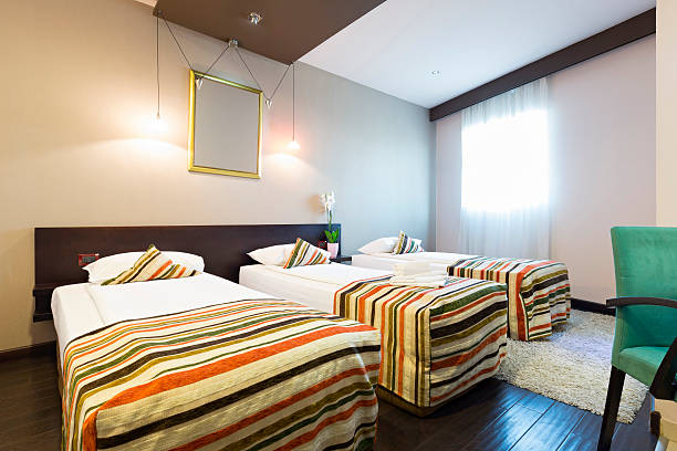 3ベッドホステルルームのインテリア - bedroom authority bed contemporary ストックフォトと画像