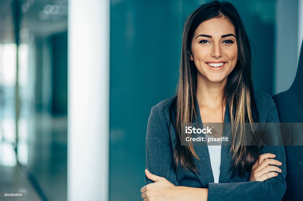 Portrait de femme souriante en tenue d'affaires - Photo de Recrutement libre de droits