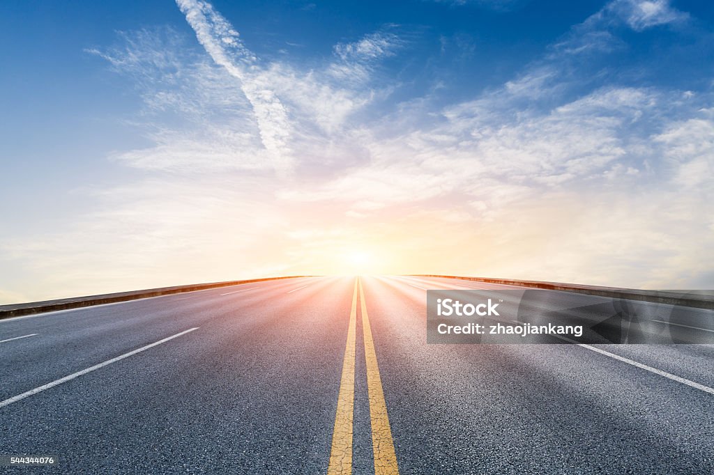 Nuovo scenario autostradale sull'asfalto al tramonto - Foto stock royalty-free di Strada