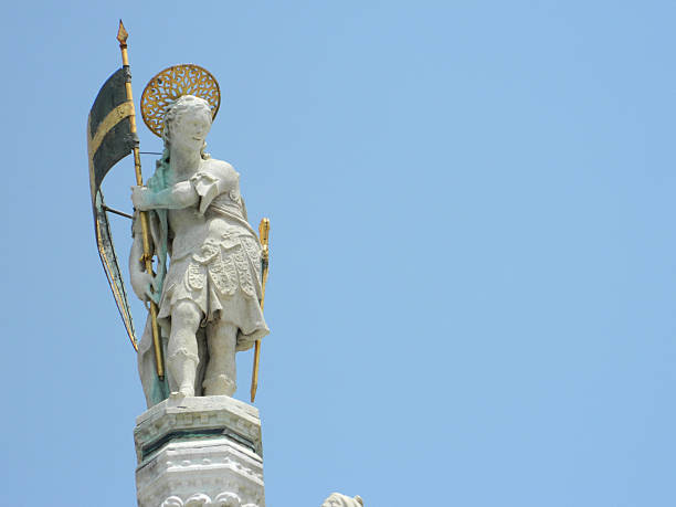 statue de san marco au sommet de la basilique - religious mark photos photos et images de collection