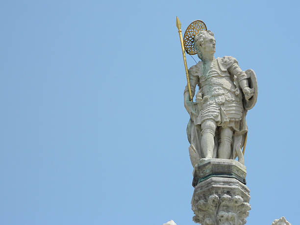 statue de san marco au sommet du san marco - religious mark photos photos et images de collection