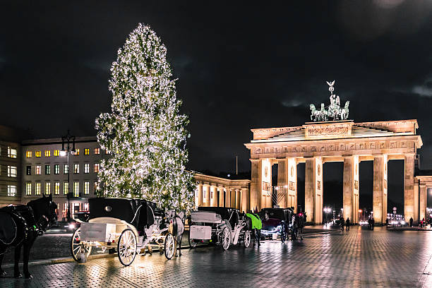 puerta de brandeburgo en christimas en berlín, alemania - berlin germany brandenburg gate germany monument fotografías e imágenes de stock