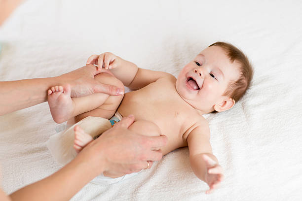 Cтоковое фото Доктор массаж младенца