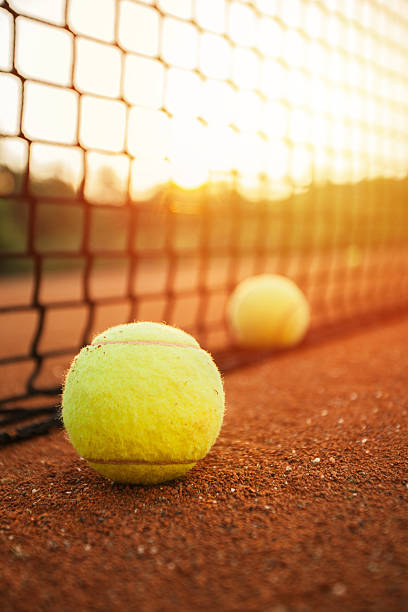 piłka na korcie - tennis ball tennis racket tennis vertical zdjęcia i obrazy z banku zdjęć
