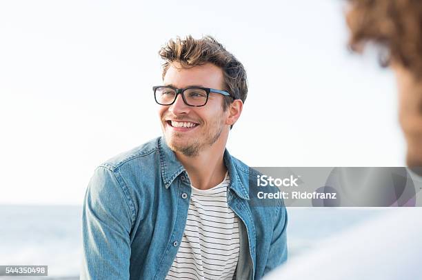 Carefree Man Foto de stock y más banco de imágenes de Hombres - Hombres, Gafas, Felicidad