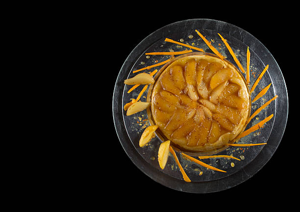 tarte tatin sobre placa plateada aislada sobre fondo negro - tart dessert tray bakery fotografías e imágenes de stock