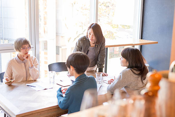 jeune femme japonaise sont sur la réunion d'affaires - le monde des cafés photos et images de collection