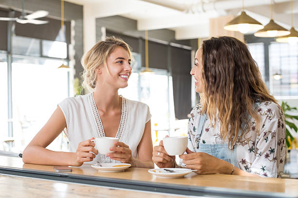 kobiety rozmawiają przy kawie - coffee buzz zdjęcia i obrazy z banku zdjęć