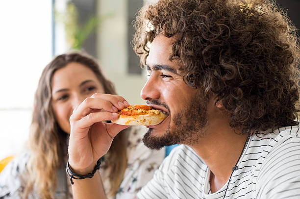 mann essen pizza - breakfast eating people teens stock-fotos und bilder