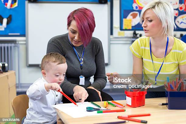 Downsyndrom Junge Im Kindergarten Stockfoto und mehr Bilder von Lehrkraft - Lehrkraft, Vorschulalter, Kind