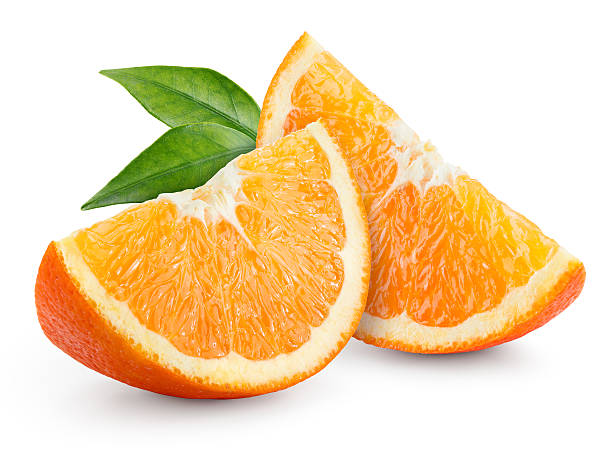 orangenfrüchte. scheiben mit blättern isoliert auf weiß. - orange frucht stock-fotos und bilder