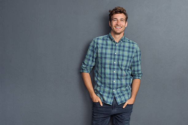 l’homme de la fierté souriant - casual shirt photos et images de collection