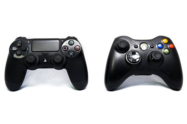 playstation 4 e joysticks xbox360 isolada no branco - x box 360 - fotografias e filmes do acervo