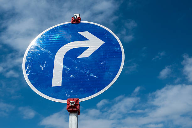 istock Blue traffic sign turning right 544442718
