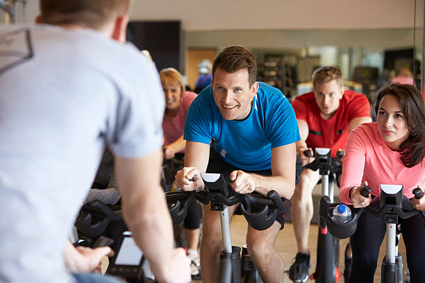 instructeur de premier plan à vélo dans une salle de sport - spinning instructor exercising gym photos et images de collection