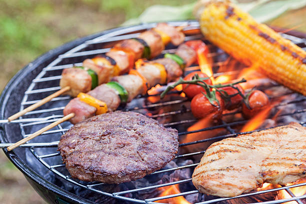 churrasco na natureza - grilled chicken chicken barbecue fire - fotografias e filmes do acervo