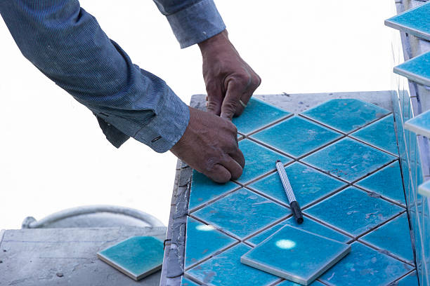 плитка строитель бассейн - trowel plaster construction worker work tool стоковые фото и изображения