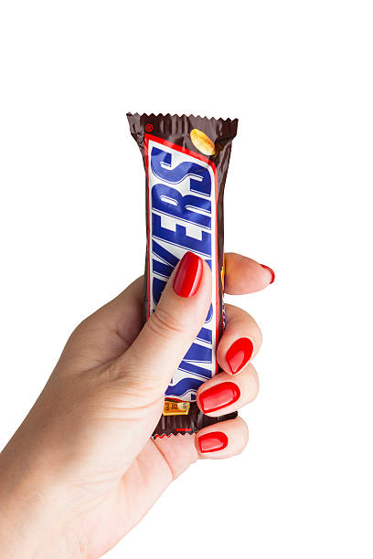 초콜릿 바 스니커즈 여성 수 있습니다. - snickers bar bar chocolate chocolate candy 뉴스 사진 이미지