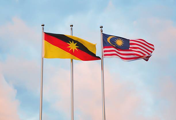 drapeau malaisien à côté d’un drapeau sarawakien - sarawak state photos et images de collection