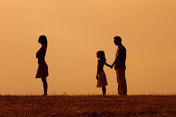 mãe furiosa voltando-se para sua família - daughter distraught little girls worried - fotografias e filmes do acervo