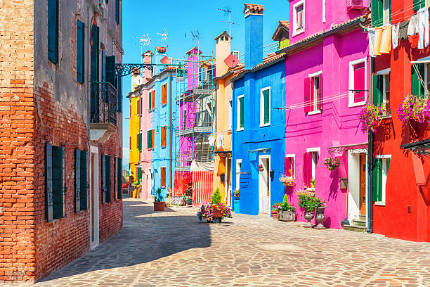 antigas casas coloridas em burano, itália. - house residential structure multi colored burano imagens e fotografias de stock