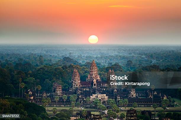 Hermosa Vista Aérea De Angkor Wat Al Amanecer Camboya Foto de stock y más banco de imágenes de Camboya