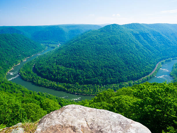 istock Bend in New River Gorge, West Virginia 544475372